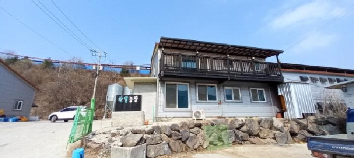 강원특별자치도 철원군 철원읍 율이리 242-3 주1 외 4 필지 외 2개 동