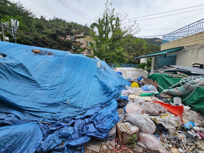 본건 폐자재 적치 상태