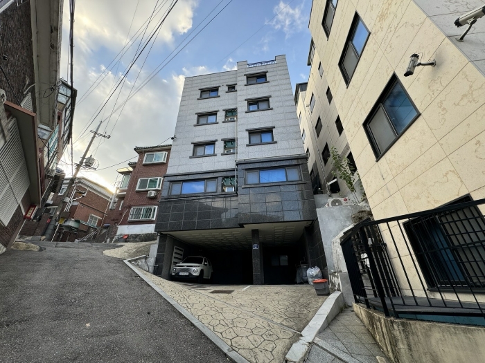 대상전경(동측에서 촬영) 및 남동측접면도로