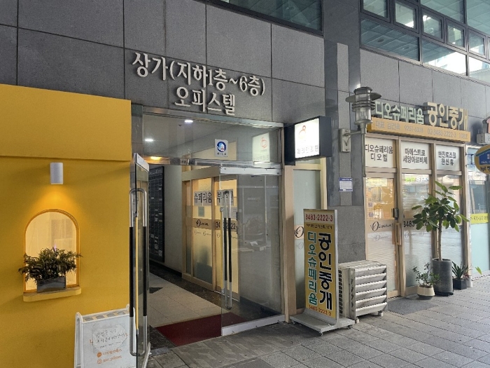 본건 소재 건물 출입구