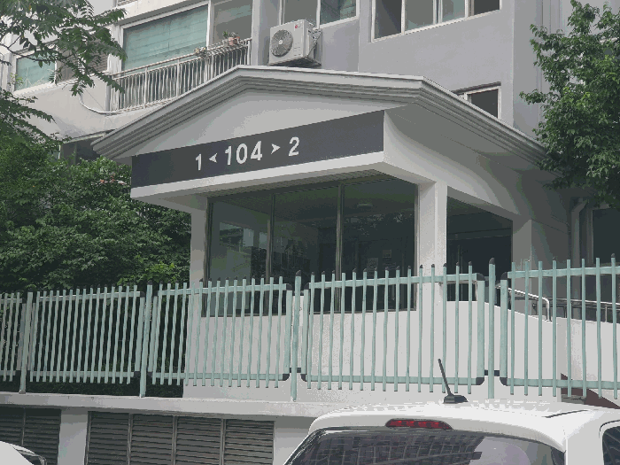 본동 출입구