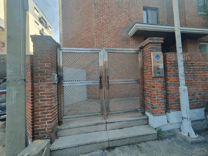 본동 출입구