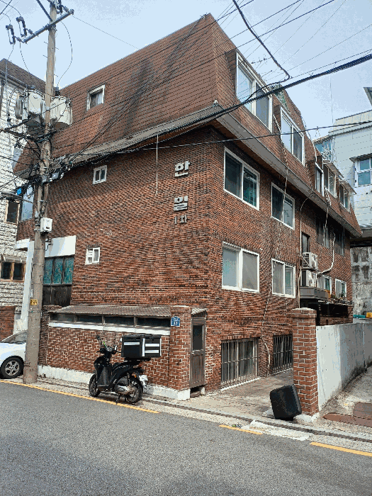 본건 소재 건물 서측 전경