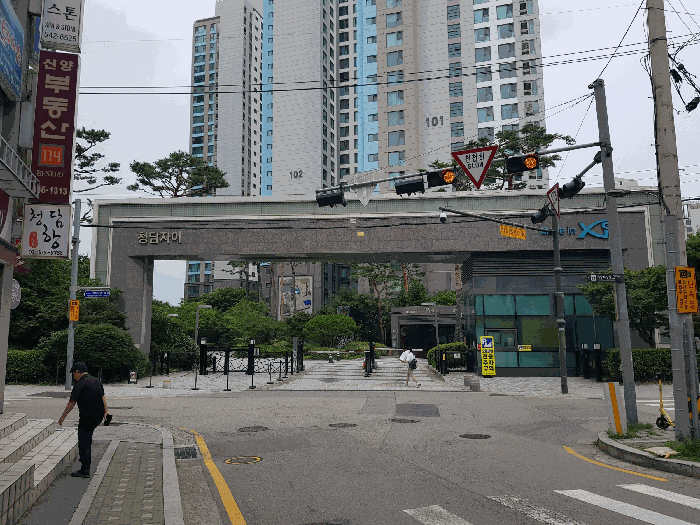 본건 소재 단지 진출입구