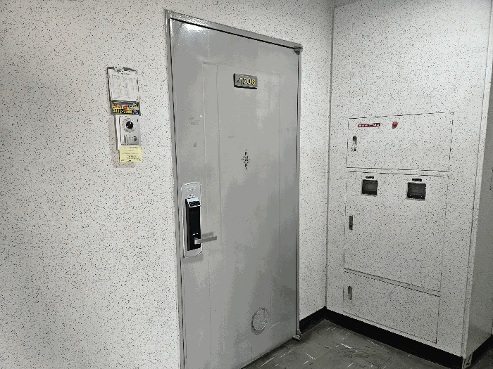 본건(1206호) 입구