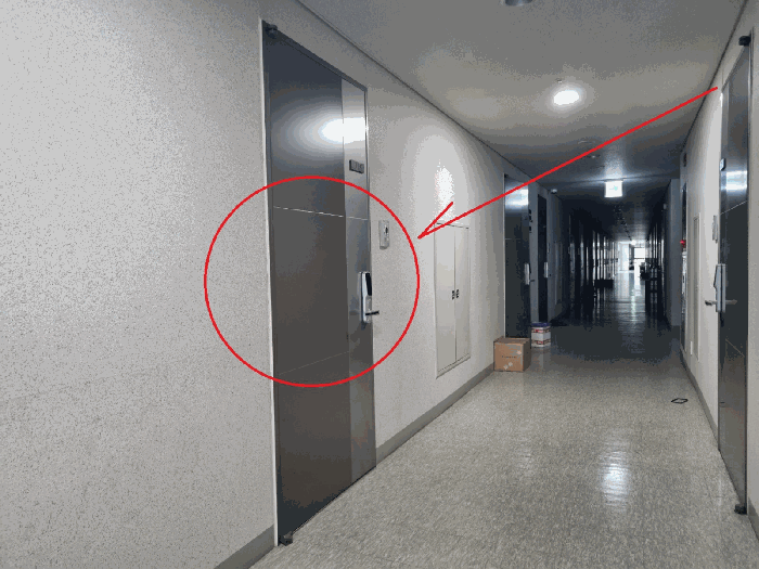 제7층 및 본건출입문