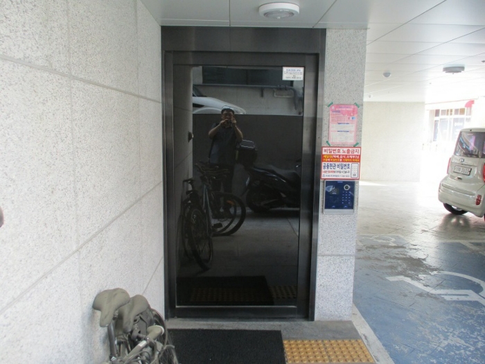 공 동 출 입 문