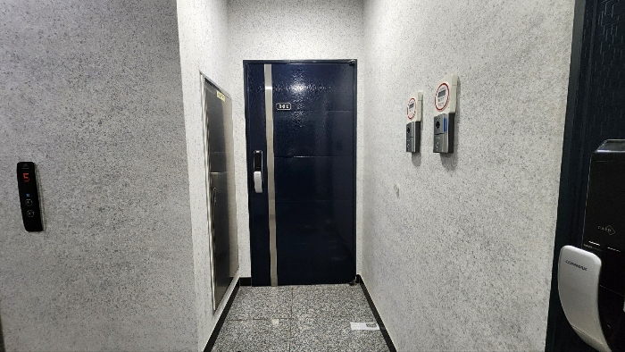 본건 현관문
