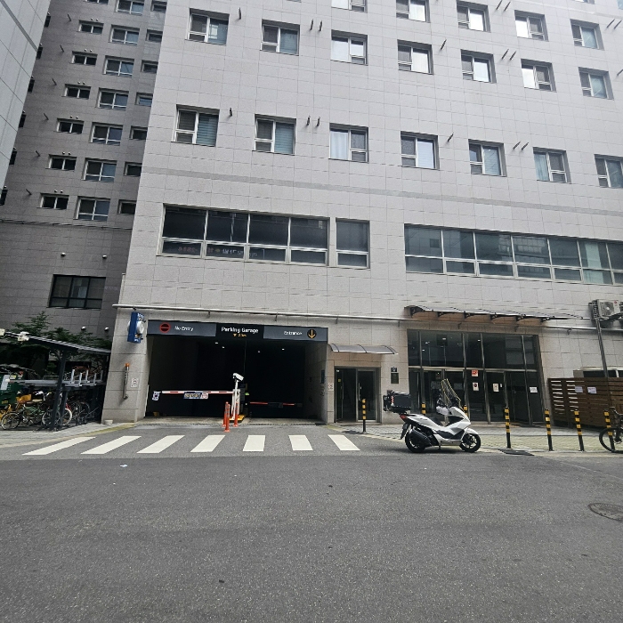 주차장 입구 및 본건 상가 입구
