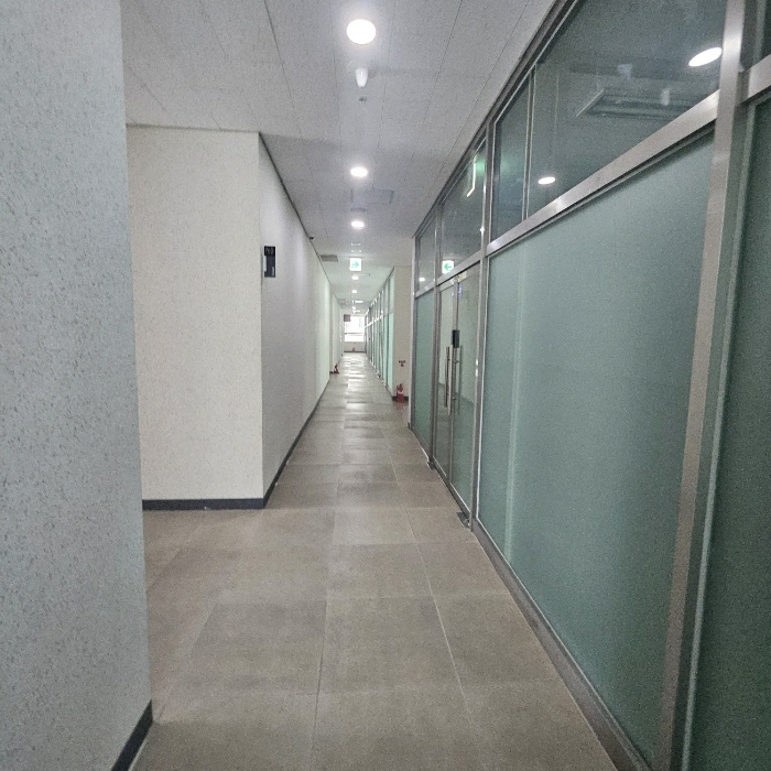 본건 소재 복도