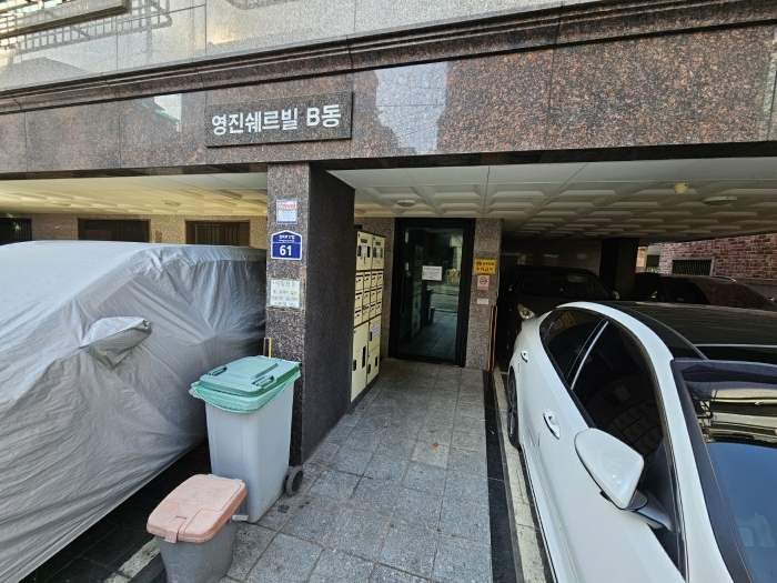 < 본건 공동현관문 >