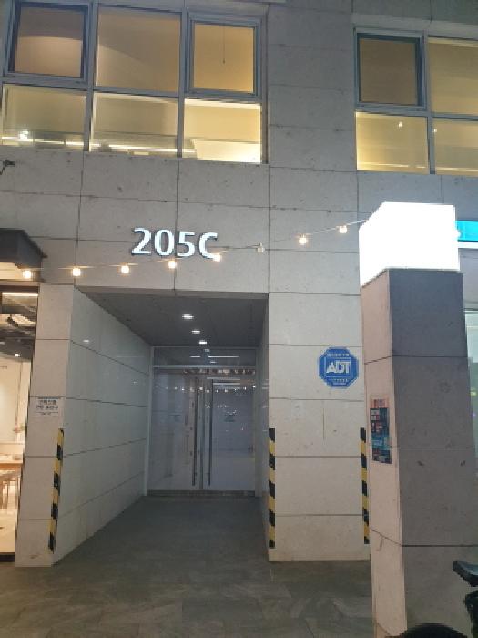 씨동 출입구