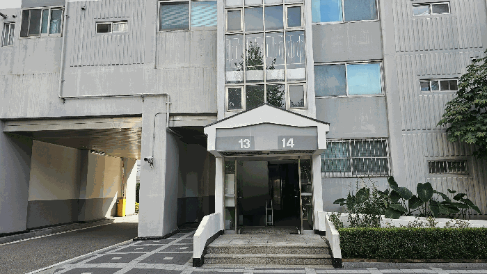 < 본건 1층 출입구 전경 >