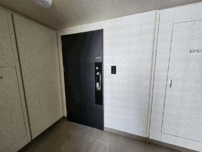 본건 1401호 현관 출입문