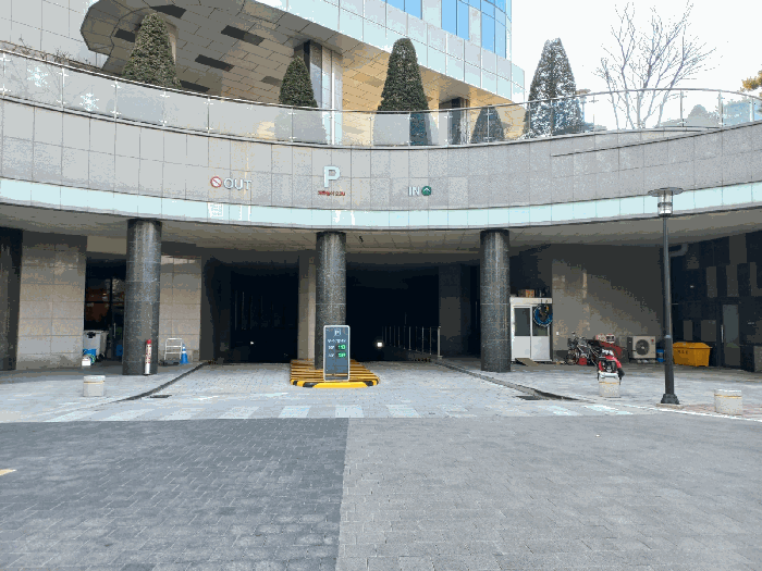 본건 소재 단지 내 지하주차장 출입구