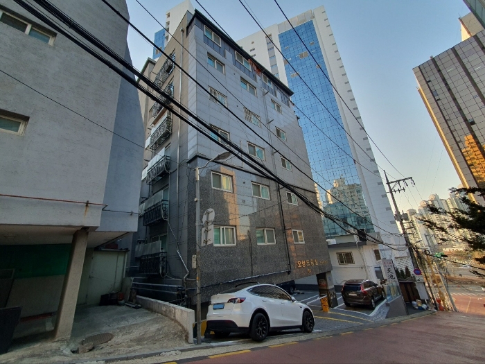 본 건 동 전 경