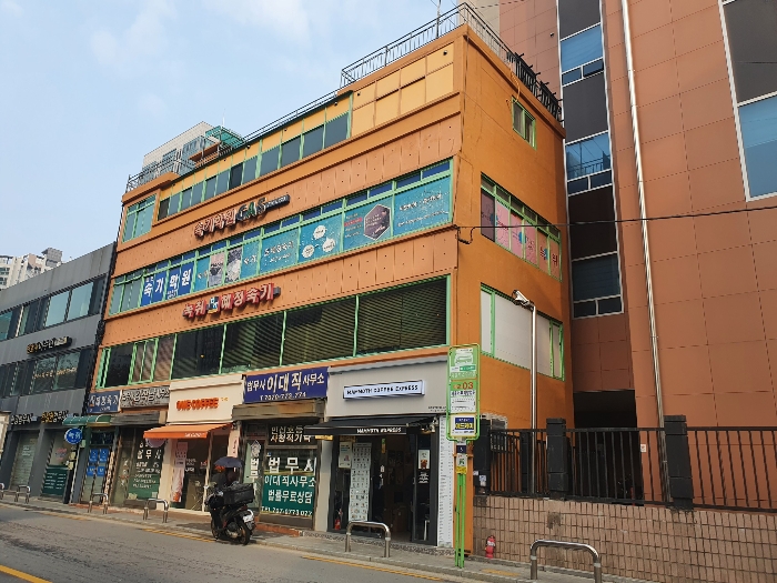 본건