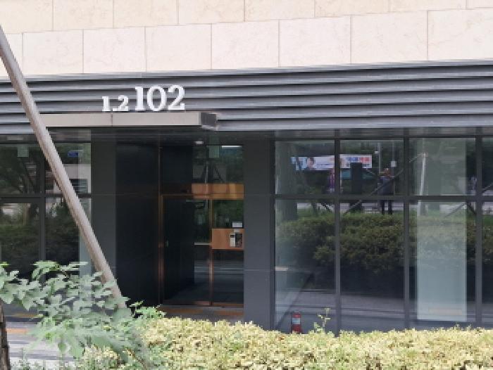 102동 공동출입문
