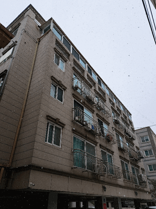건물 및 본건 전경