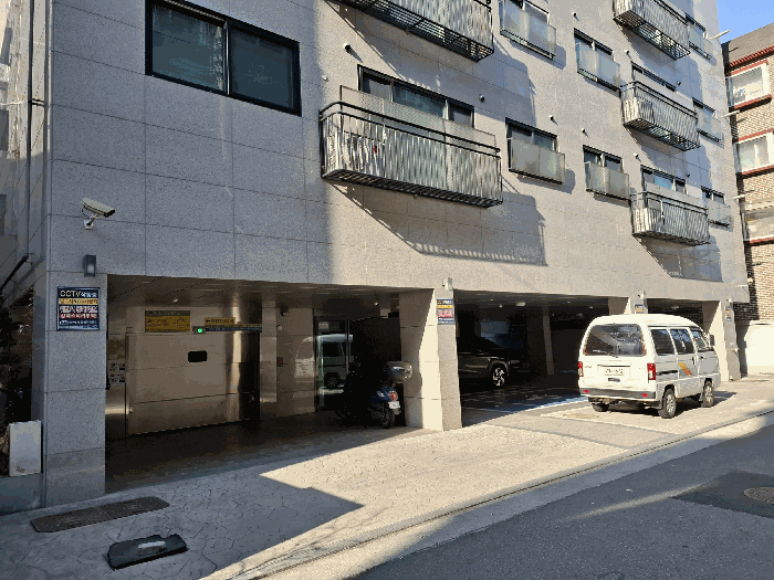 1층 입구 및 주차장