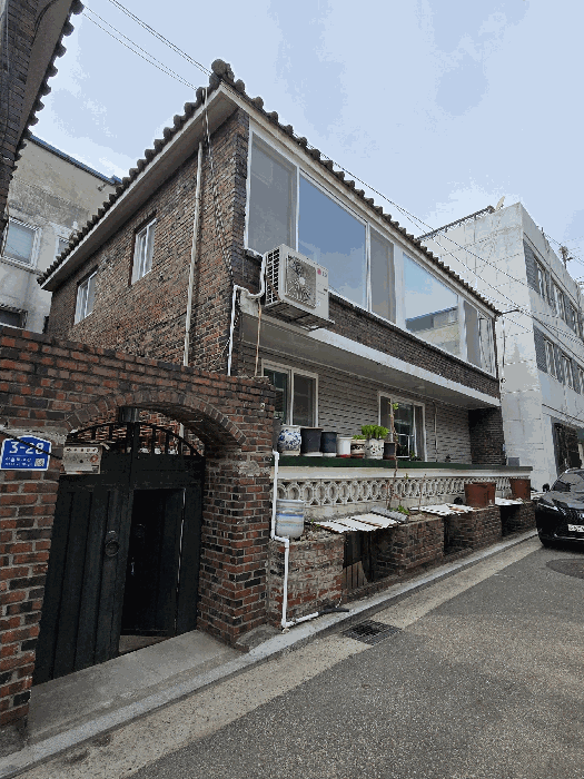 본건이 속한 건물의 전경(동측 촬영)