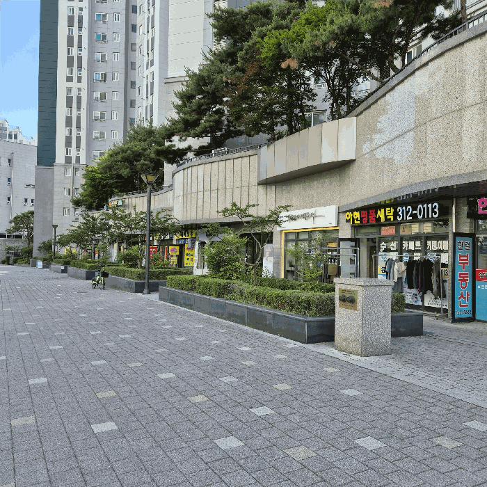 본건 전경(신촌푸르지오 상가1동 지116호(실지1층부위에 소재함)