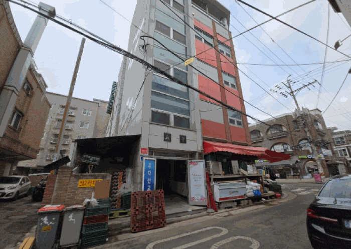 본건 동측 전경 및 주 출입구