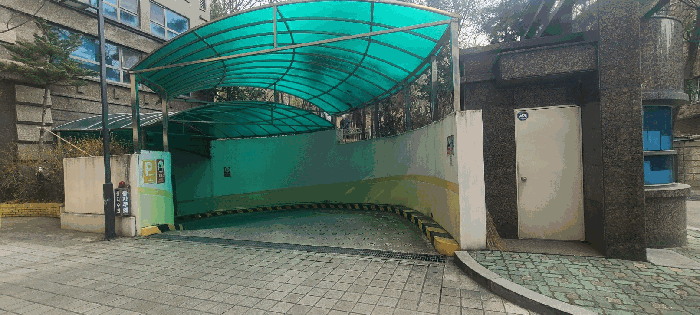 지하주차장 출입구