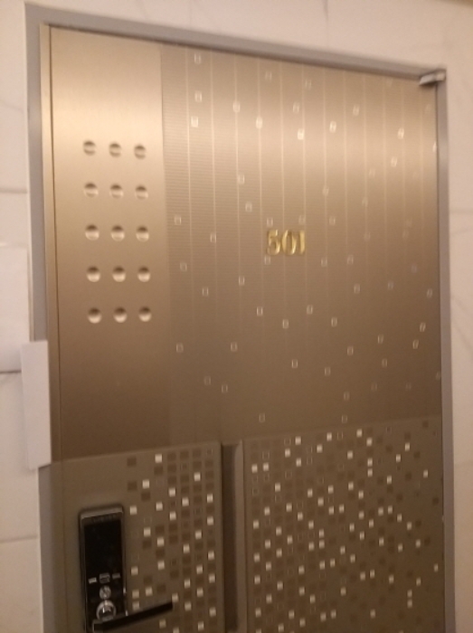 501호 세대 출입문