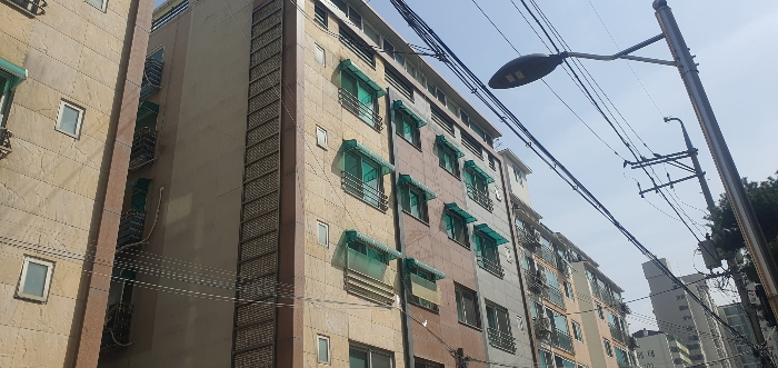 본건이 소재한 건물 전경①