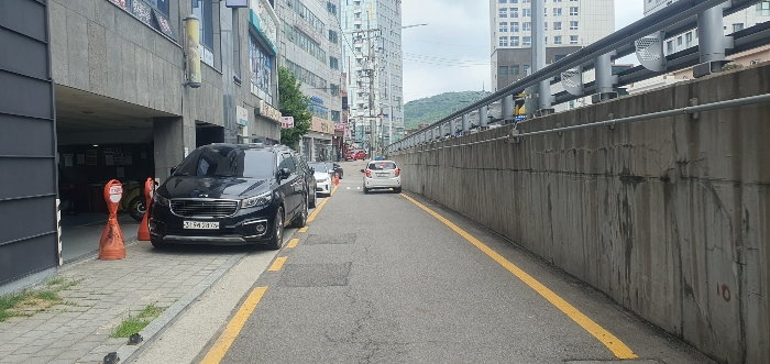 본건이 소재하는 건물 주위 전경①