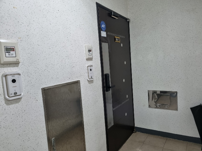본건 출입구