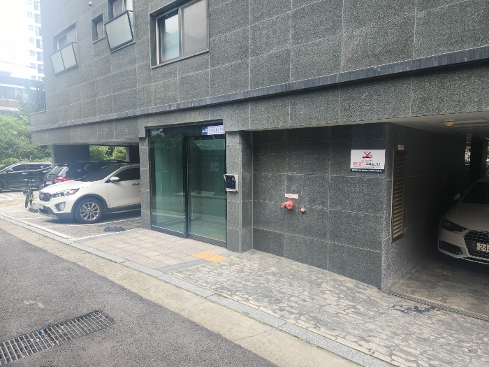 공동출입문