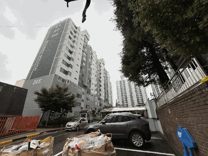 【 본건 단지 내부 전경 】