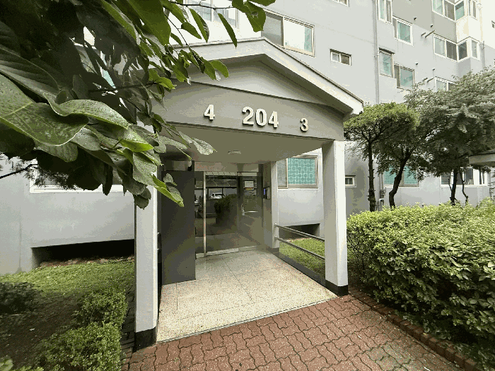 【 본건 1층 공용출입구 전경 】