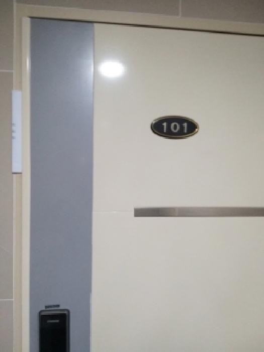 101호 세대 출입문