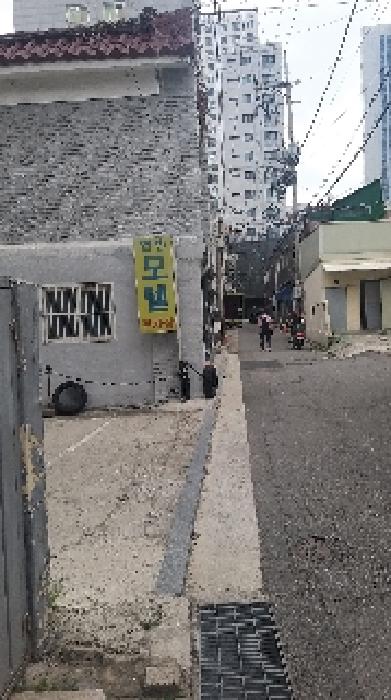 이 사건 토지 뒤쪽 도로와 접한 경계로 추정되는 현황