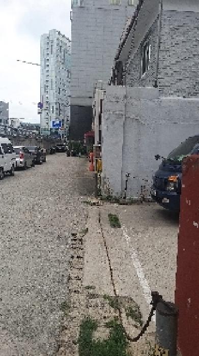 이 사건 토지 앞측 도로와 접한 경계로 추정되는 현황