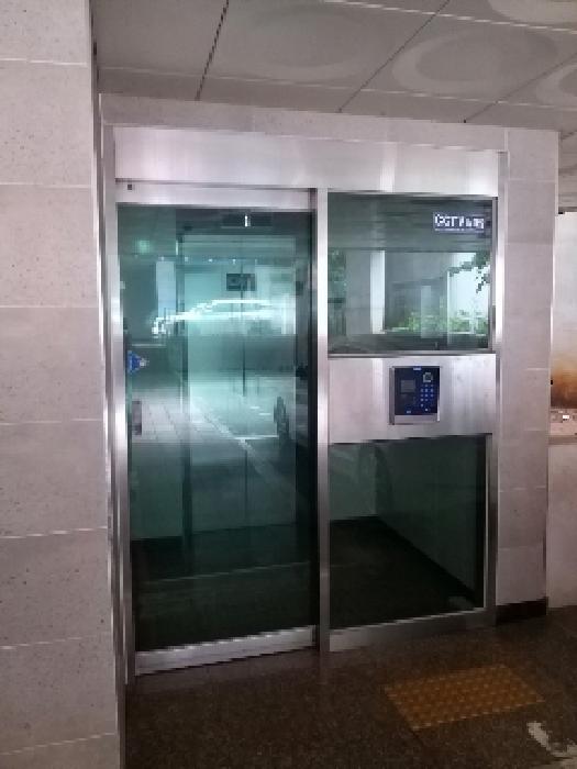 공동 출입문