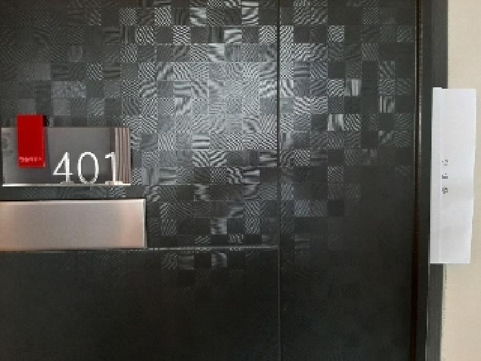 401호 세대출입문