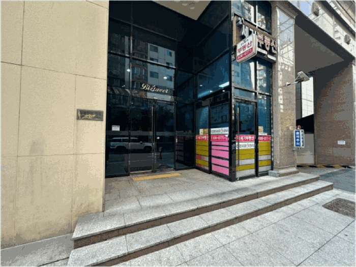 본건 건물 1층 출입구 전경