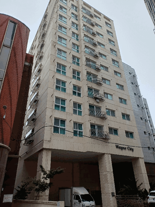 본건 소재 건물 북서측 전경