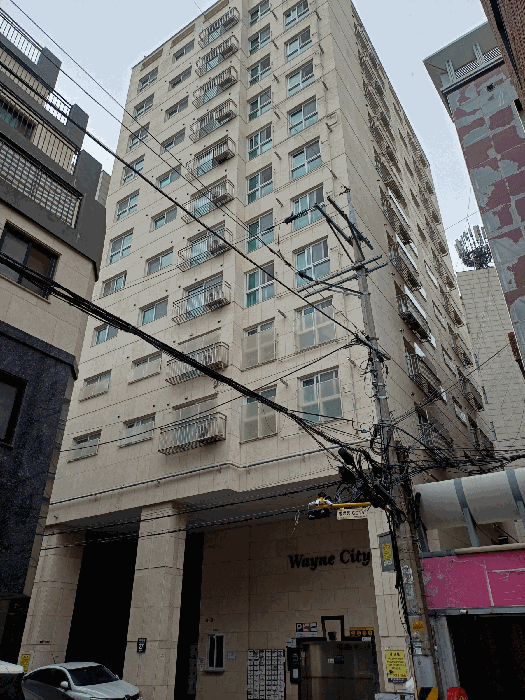 본건 소재 건물 동측 전경