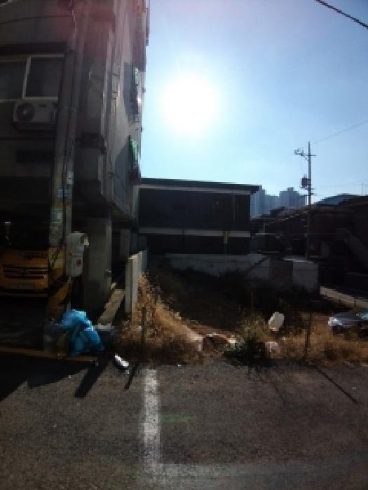 이 사건 부동산의 후면 경계선