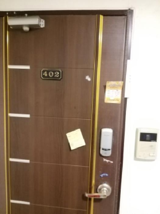 402호 세대 출입문