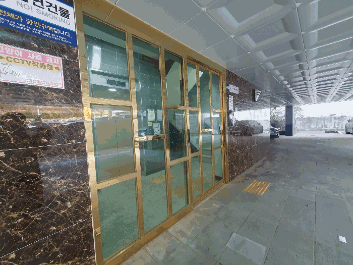 본동 출입구