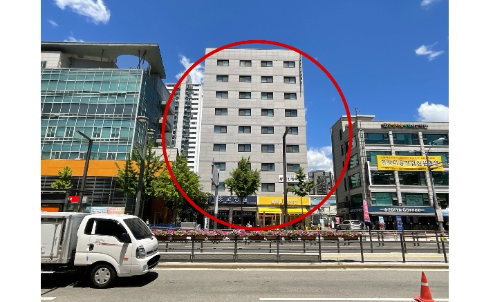 본건 소재 건물 남동측에서 촬영