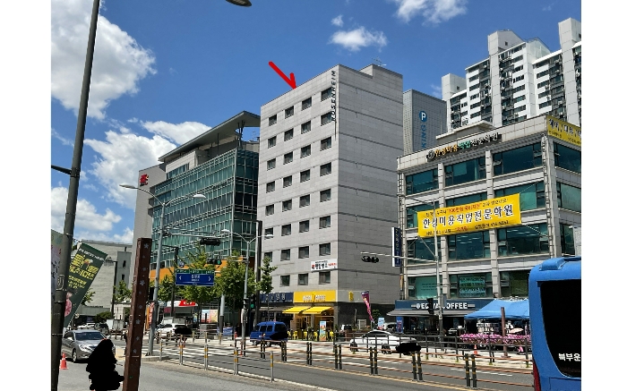 본건 소재 건물 동측에서 촬영