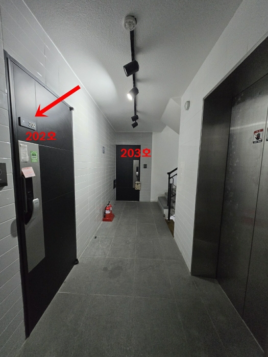 본건 현관문 전경 및 본건소재 2층