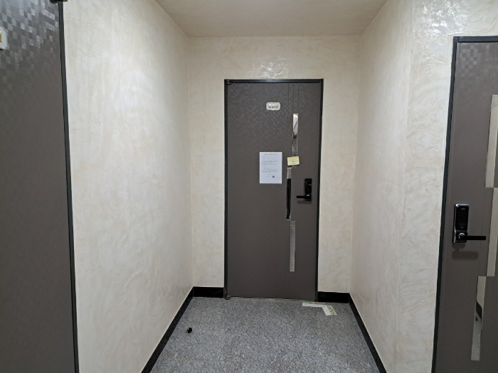 본건 입구 촬영